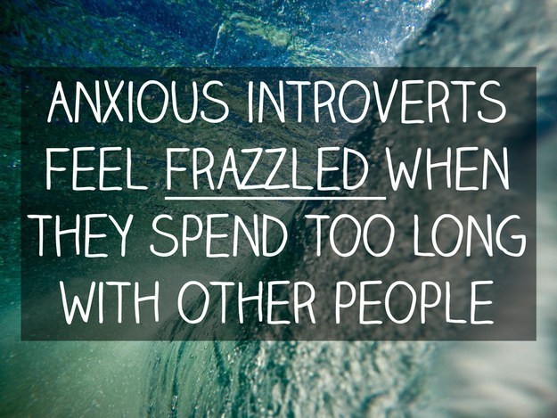 PPara introvert yang cemas mulai merasa lelah ketika mereka menghabiskan waktu terlalu lama bergaul dengan orang lain.