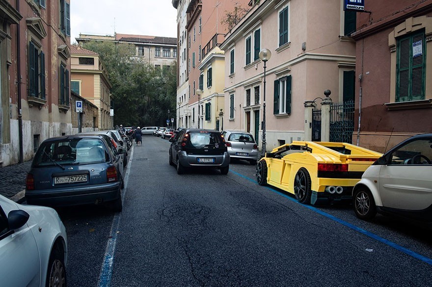 Kendaraan LEGO Ambil Alih Jalan-Jalan Roma