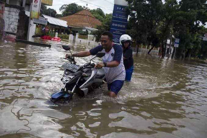 TIPS Untuk Temen-Temen Yang Motornya Mogok Karena Melewati Banjir