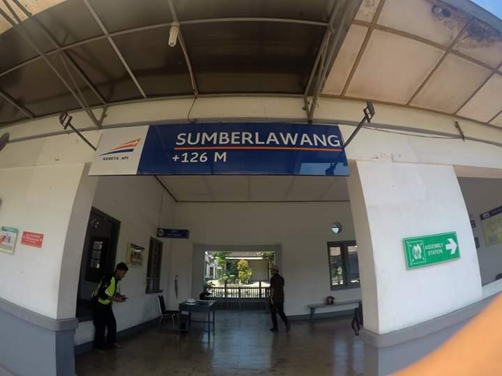 Tahukah Kamu Simbol + di Papan Nama Stasiun ?